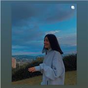 Profesora que imparte clases de inglés a niños de todas las edades